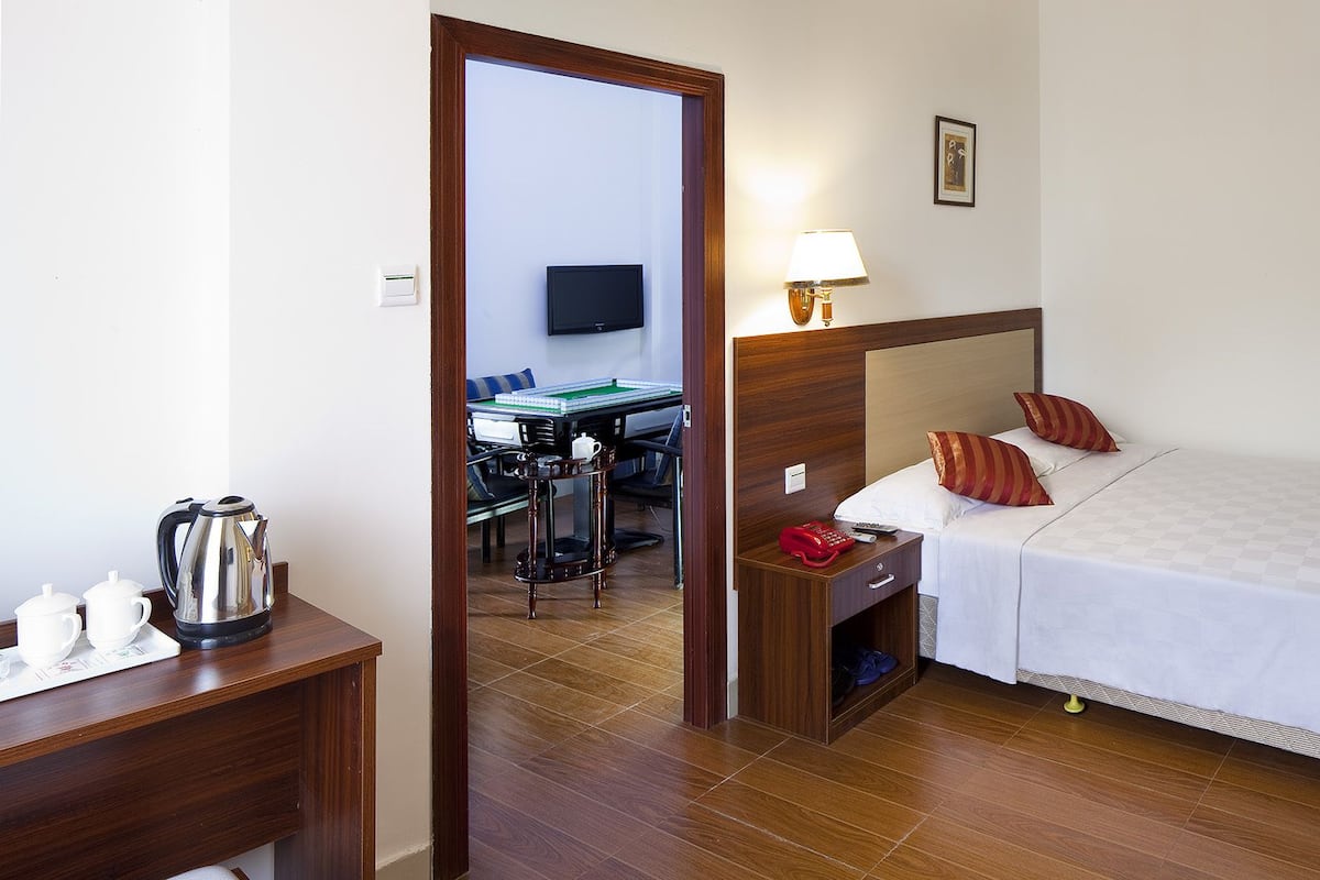 Suite Deluxe | Salle de séjour | Télévision LCD de 32 pouces avec chaînes numériques, télévision