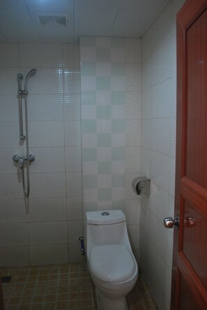 Dobbeltrom – deluxe | Bad | Dusj, toalettartikler (inkludert), hårføner og tøfler