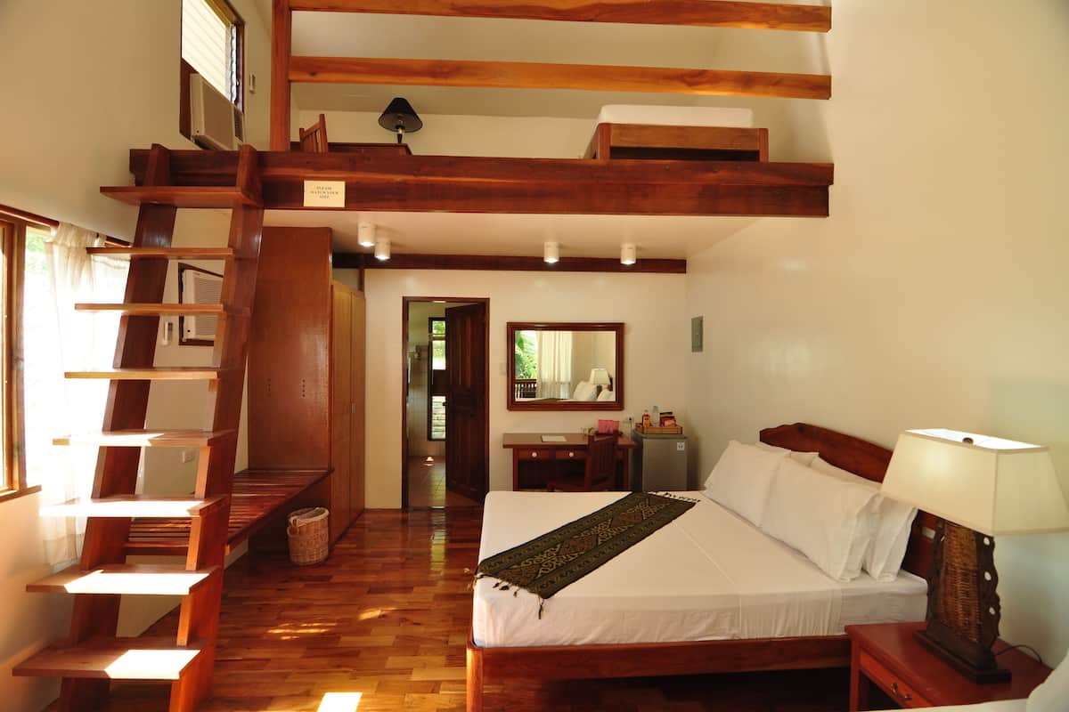 Habitación doble, 2 camas matrimoniales, vista al jardín | Muebles diferentes, escritorio y tabla de planchar con plancha