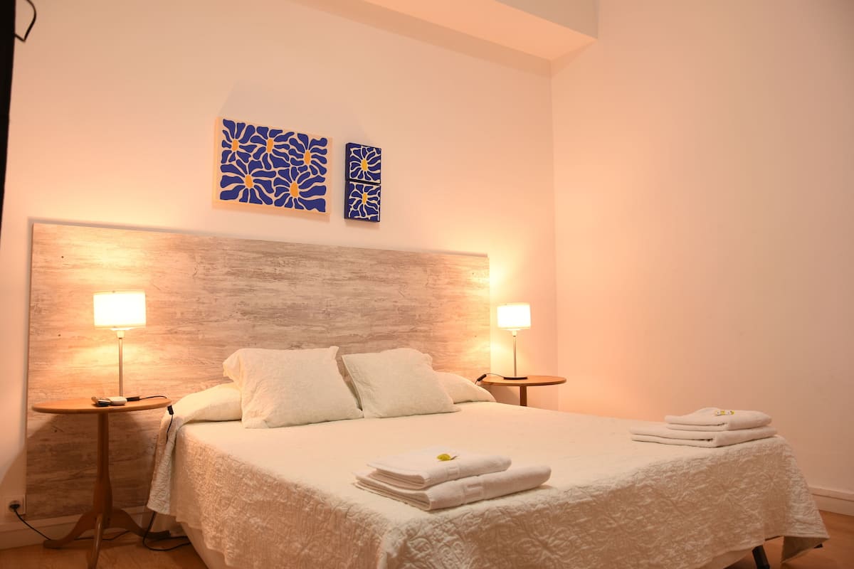 Habitación doble económica, con cama supletoria a petición del cliente | Edredons de pluma, ferros/tábuas de passar roupa, Wi-Fi de cortesia
