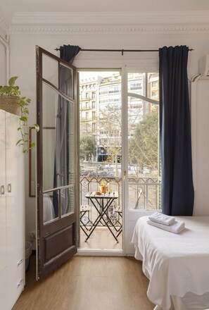 Habitación doble estándar, con cama supletoria a petición del cliente | Edredons de pluma, ferros/tábuas de passar roupa, Wi-Fi de cortesia