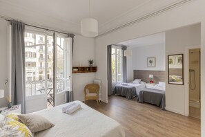 Habitación doble estándar, con cama supletoria a petición del cliente | Edredones de plumas, tabla de planchar con plancha, wifi gratis