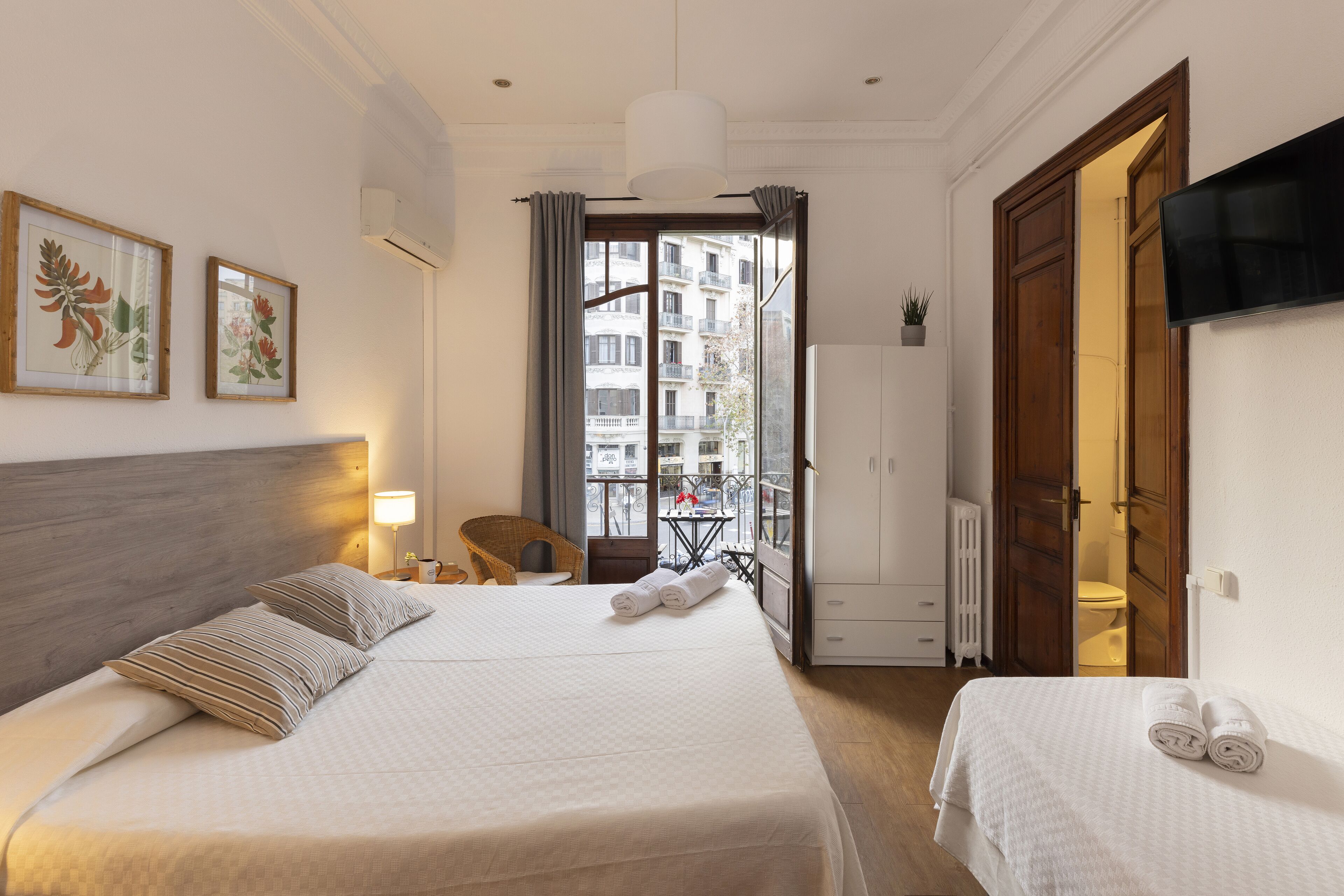Habitación doble estándar, con cama supletoria a petición del cliente | Donzen dekbedden, een strijkplank/strijkijzer, gratis wifi