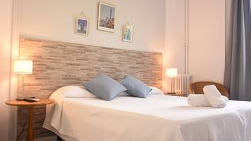 Habitación doble, baño privado, vistas a la ciudad y balcón, cama doble | Edredón, tabla de planchar con plancha y wifi gratis