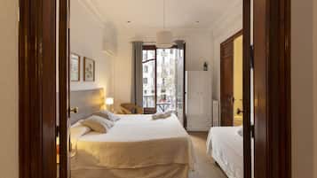 Habitación doble estándar, con cama supletoria a petición del cliente | Edredones de plumas, tabla de planchar con plancha, wifi gratis
