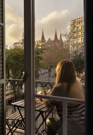 Un balcon offrant une vue sur un bâtiment historique doté de nombreuses flèches.