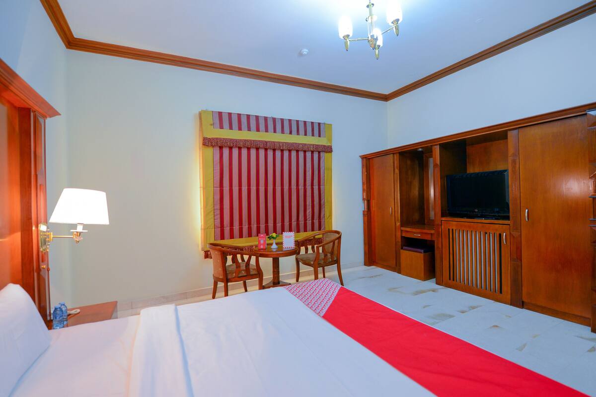 Premium bedding, in-room safe, desk, iron/ironing board