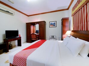 Executive Suite | Premium bedding, in-room safe, desk, iron/ironing board