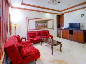 Executive Suite | Living room | Flat-screen TV