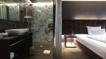 Kostenlose Toilettenartikel, Haartrockner, Handtücher