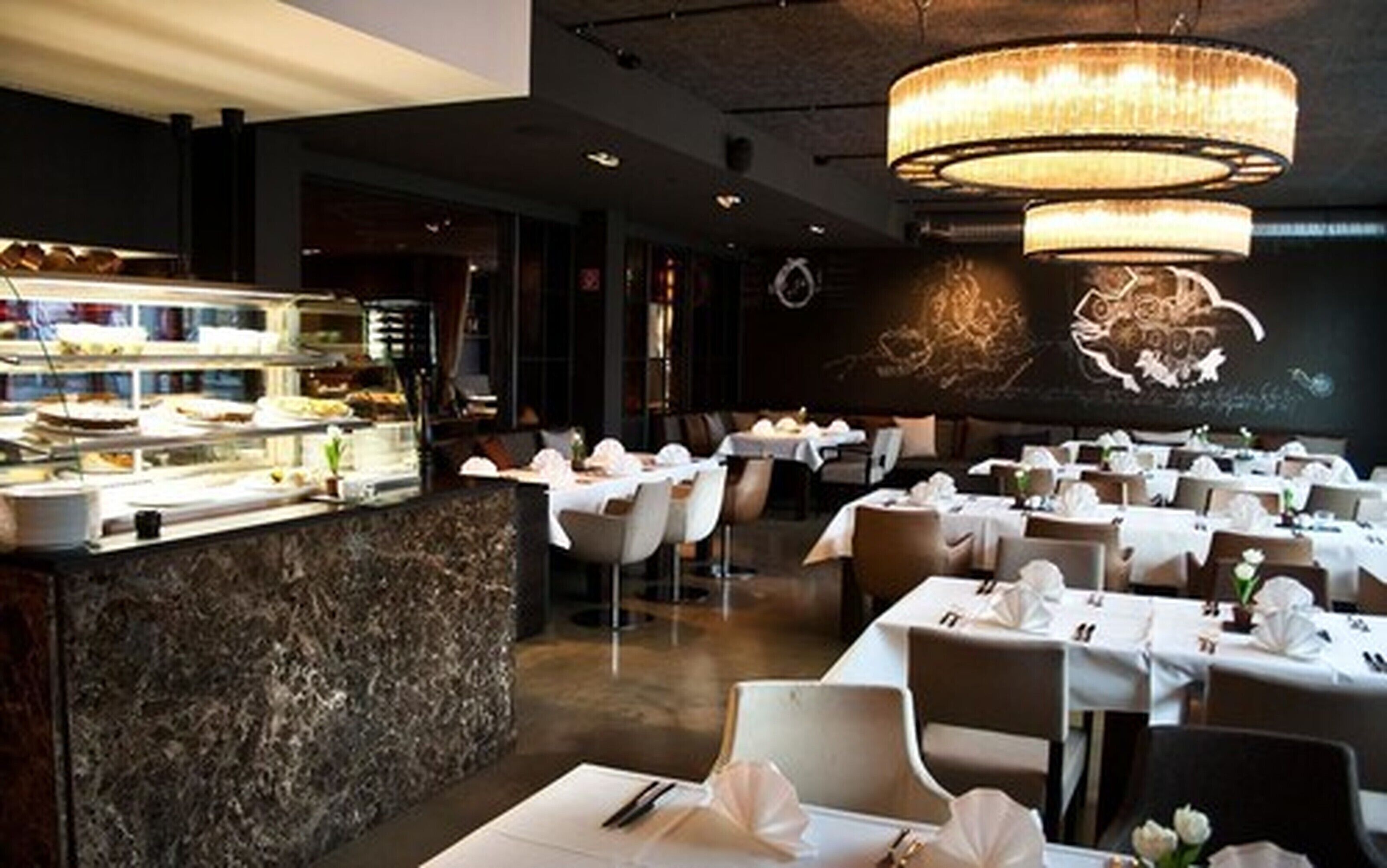 فطور قائم على الخدمة الذاتية يوميًا بتكلفة قدرها (18 EUR للشخص)