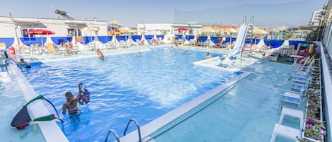 Sesongbasert utendørsbasseng, bassengparasoller og solsenger