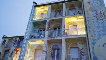 Fassade der Unterkunft – Abend/Nacht