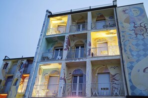 Fachada de la propiedad por la tarde o noche