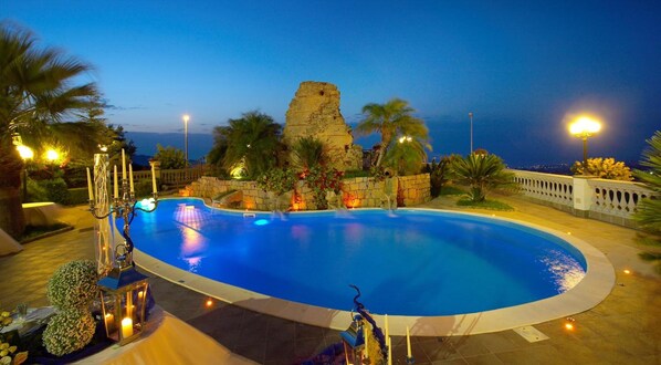 Outdoor pool, pool umbrellas - Hotel La Rosa dei Venti (Tripi)