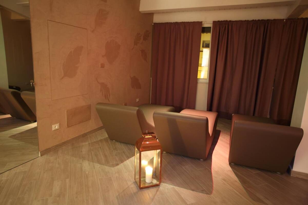 flat-screen tv, first-run films, pay films