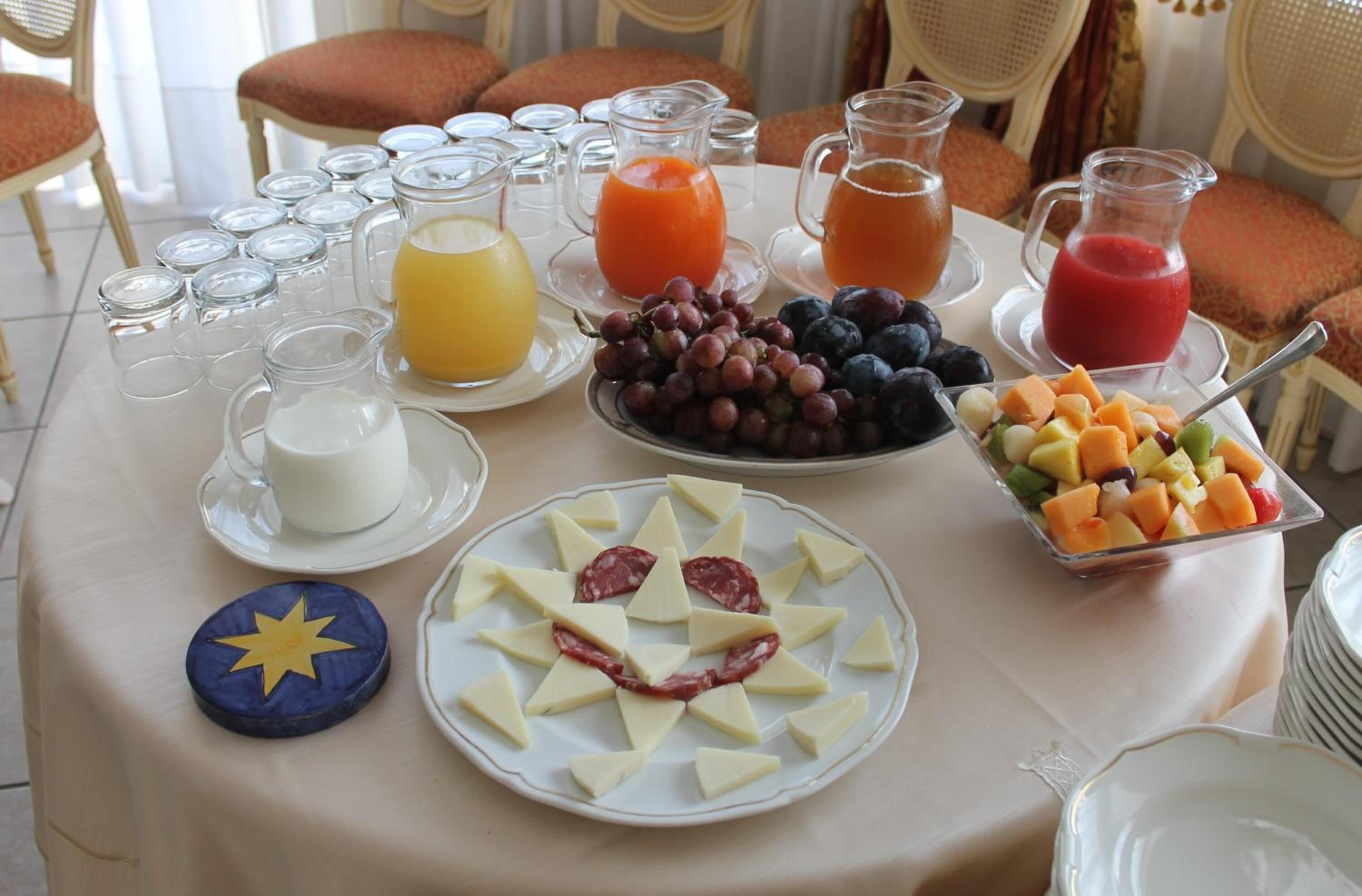 Una mesa de desayuno con diferentes alimentos y bebidas.