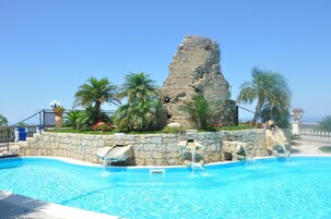 Una piscina al aire libre, sombrillas