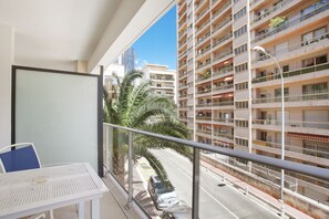 Caja fuerte, escritorio, sistema de insonorización y cunas gratuitas