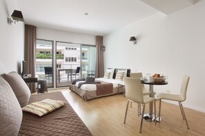 Een kluis op de kamer, een bureau, geluiddichte muren, gratis babybedden