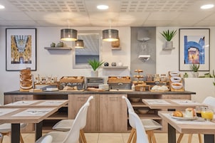 Petit déjeuner buffet servi tous les jours en supplément