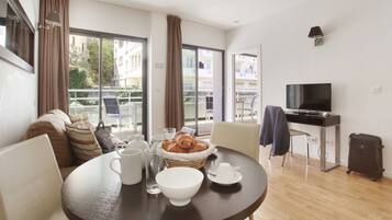 Zimmersafe, Schreibtisch, schallisolierte Zimmer, kostenlose Babybetten