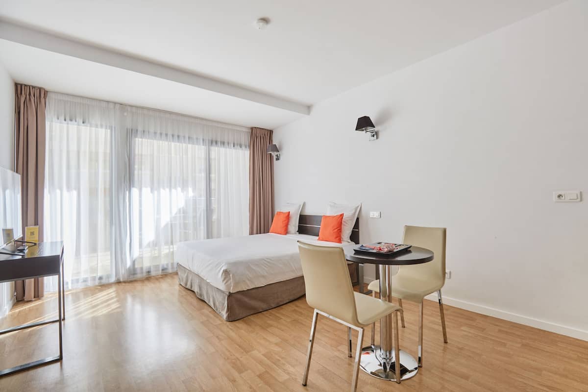 Studio, Balcony (2 People) | In-room safe, desk, soundproofing, free cots/infant beds