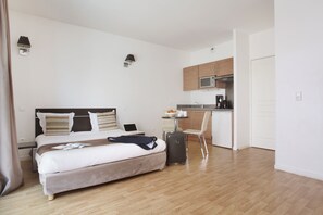 Frigorífico, microondas, placa de cocina y lavavajillas