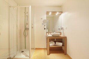 Shower, free toiletries, hair dryer, towels - Appart'hôtel Odalys City - Monaco Les Hauts de la Principauté (Beausoleil)