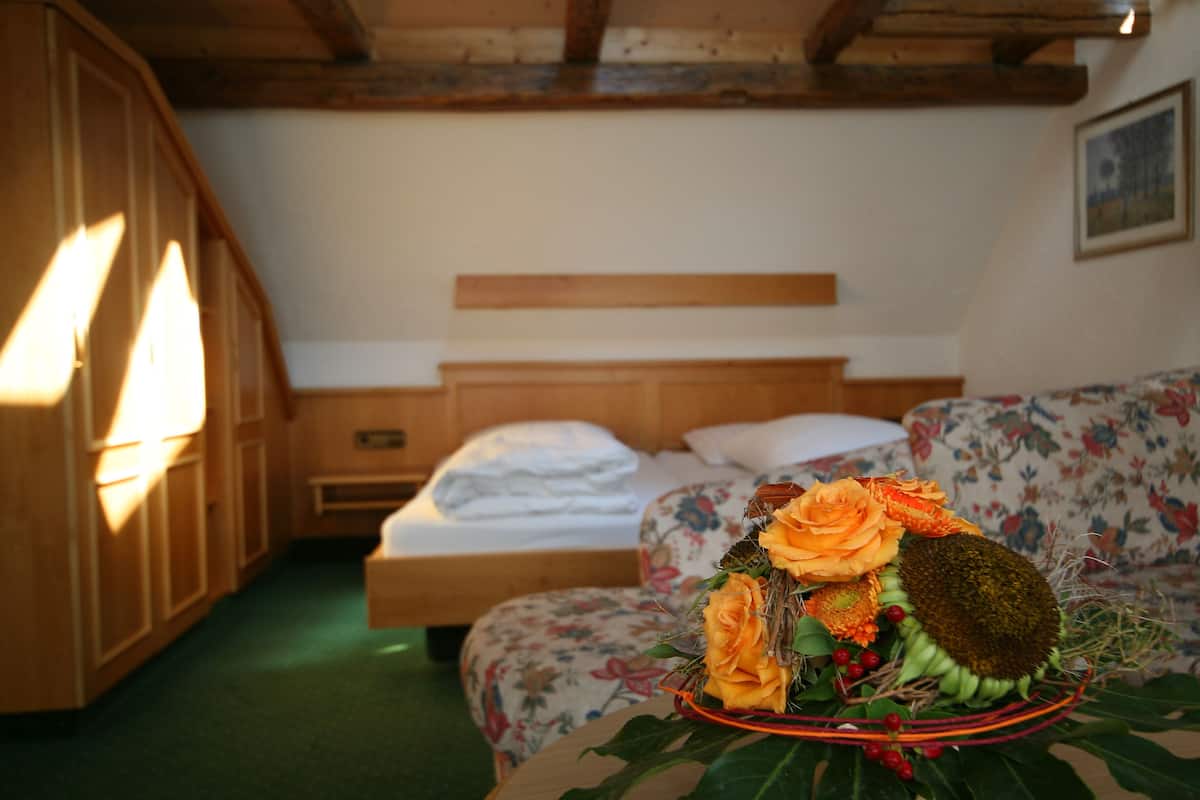 Chambre Familiale (for 6) | Literie de qualité supérieure, matelas Select Comfort, bureau