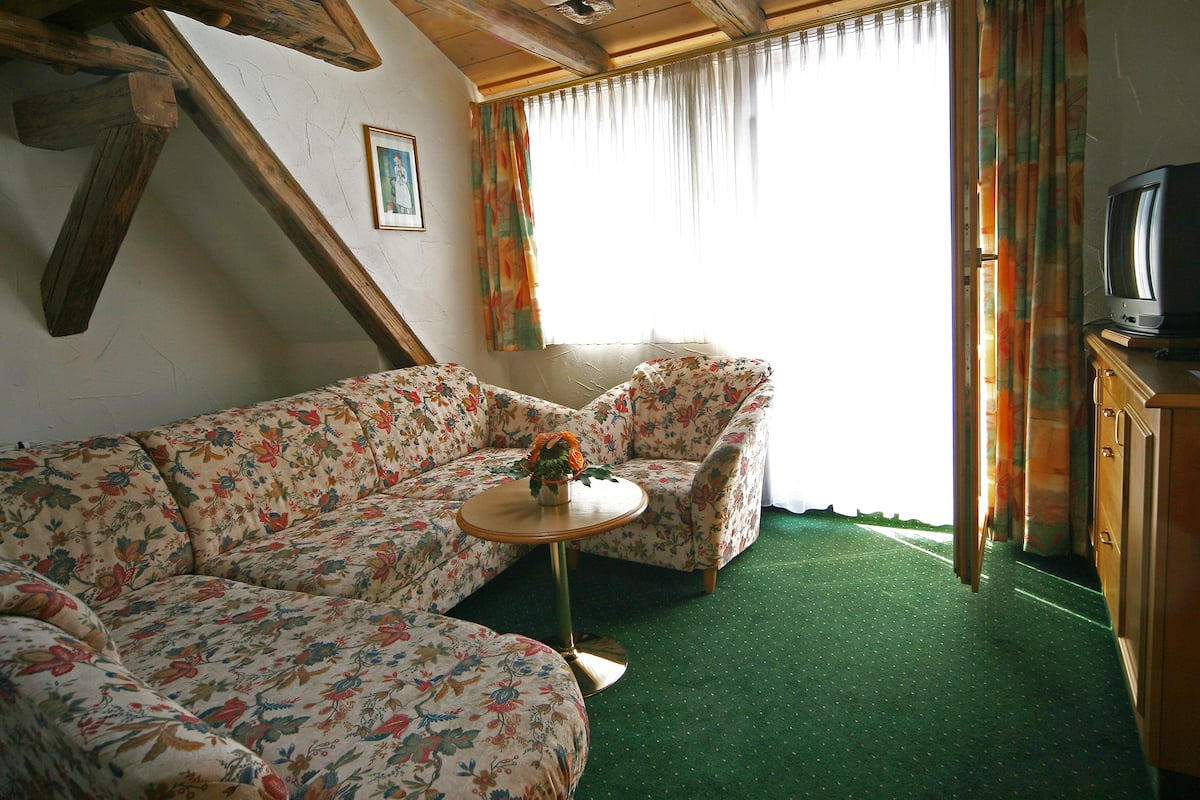 42-inch flat-screen tv with cable channels, tv