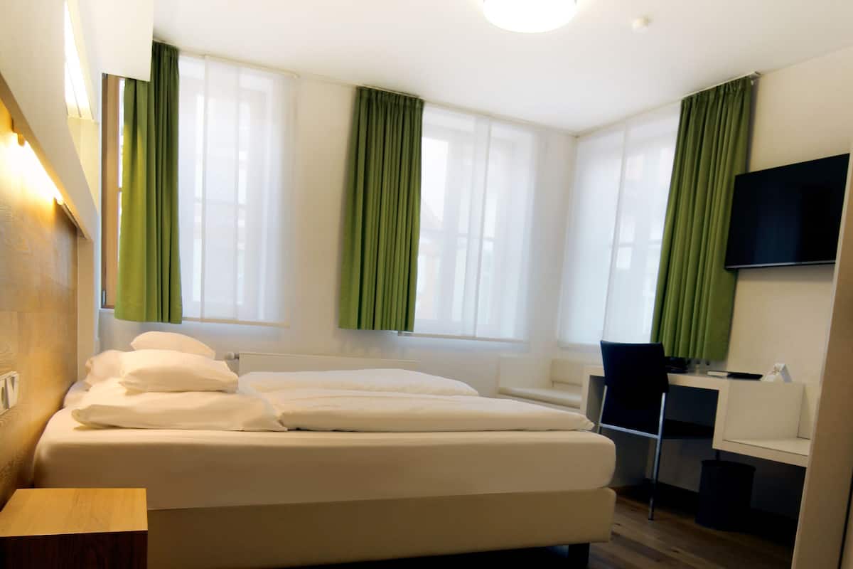 Chambre Ăconomique (smaller and cheaper than other rooms) | Literie de qualitĂ© supĂ©rieure, matelas Select Comfort, bureau