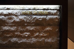 Eine Steinmauer mit der eingravierten Aufschrift "HOTEL OCHSEN".
