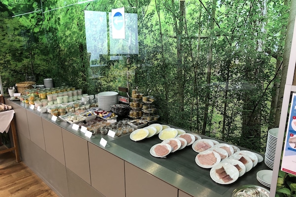 Daily buffet breakfast for a fee