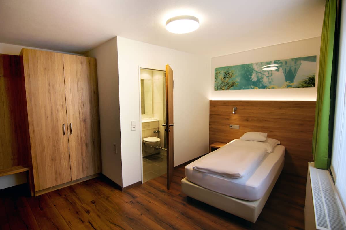 Chambre Simple Ăconomique (smaller and cheaper than other rooms) | Literie de qualitĂ© supĂ©rieure, matelas Select Comfort, bureau