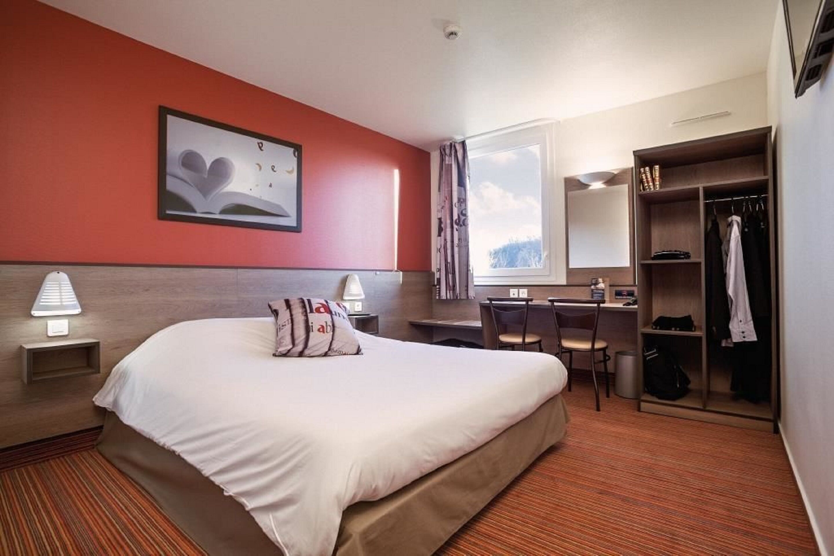 Desk, soundproofing, iron/ironing board, free WiFi