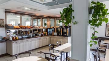 Desayuno buffet (EUR 9.90 por persona)
