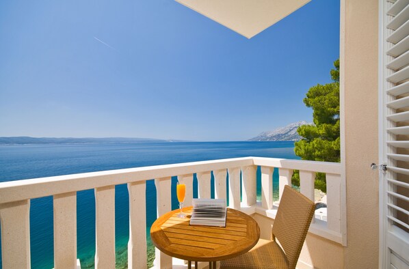 Deluxe Apartment, Sea View (2 Balconies) | Living area | TV - Sunceva Postelja (Brela)