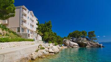 Vista frontal de la propiedad