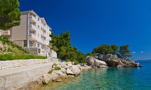 Vista frontal de la propiedad