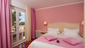 Comfort Room, 1 King Bed, Balcony, Partial Sea View | Egyptian cotton sheets, Select Comfort beds, in-room safe, desk
