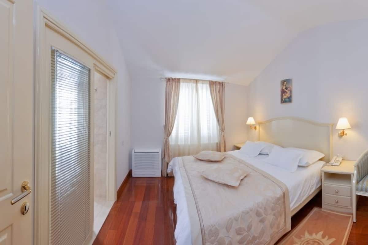 1 bedroom, Egyptian cotton sheets, Select Comfort beds, in-room safe