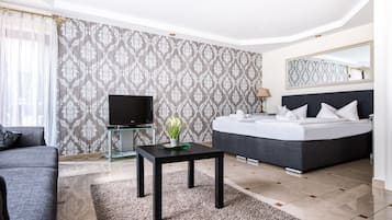 Suite | Ropa de cama hipoalergénica, edredones de plumas, minibar y caja fuerte