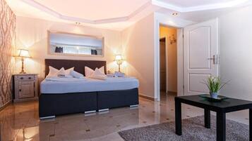 Allergikerbettwaren, Daunenbettdecken, Minibar, Zimmersafe