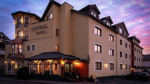 Een meerlaags hotel met een bord waarop 'Central Hotel' staat.