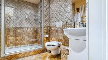 Toalettartikler (inkludert), hårføner, badekåper og tøfler