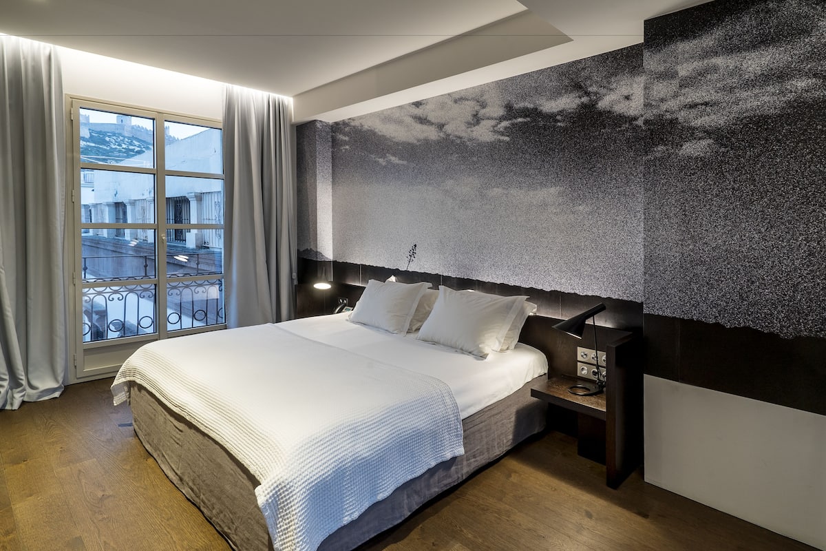 1 bedroom, Frette Italian sheets, premium bedding, down comforters