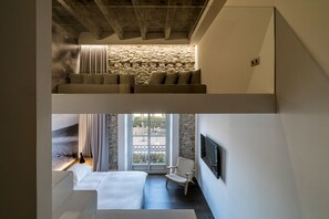 전신 욕조, 레인폴 샤워기, 고급 세면용품, 헤어드라이어