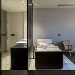 Een diep bad, een regendouche, designer toiletartikelen, een haardroger