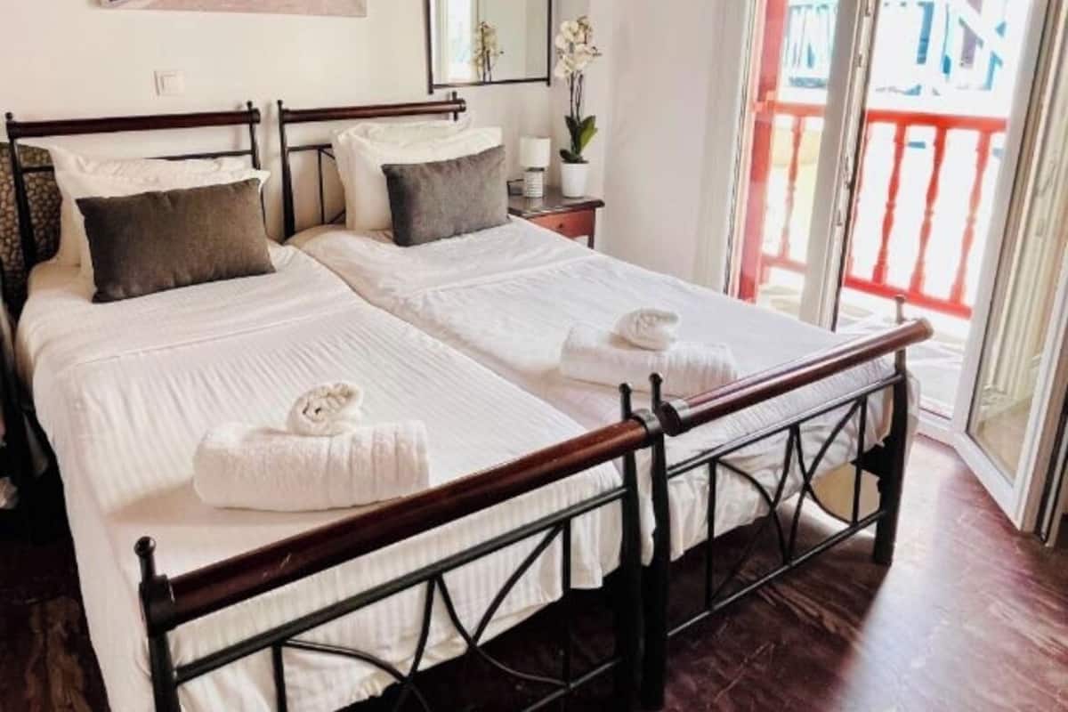 Minibar, free WiFi, bed sheets